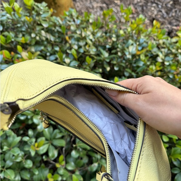 Marc Jacobs Crescent shoulder bag leather light yellow color - Picture 3 of 5